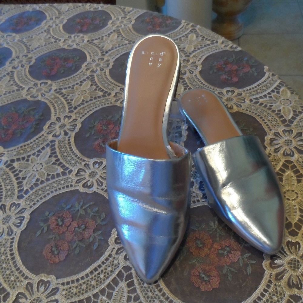 a. n. d. e a w y Silver Metallic Loafer Mules 6.5M